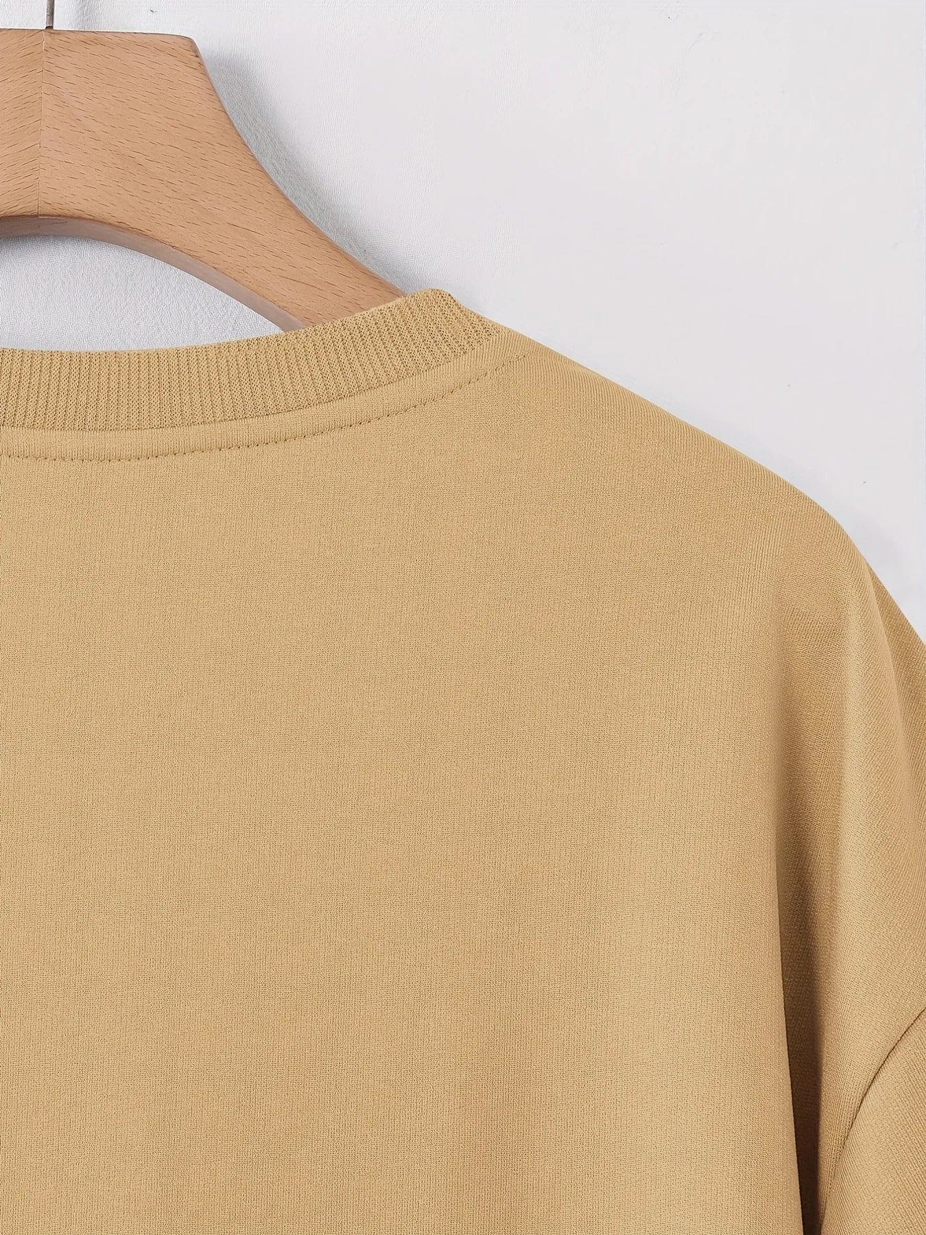 La nueva camiseta para hombre del verano de 2025, es informal y cómoda, está hecha de poliéster transpirable y ligero.