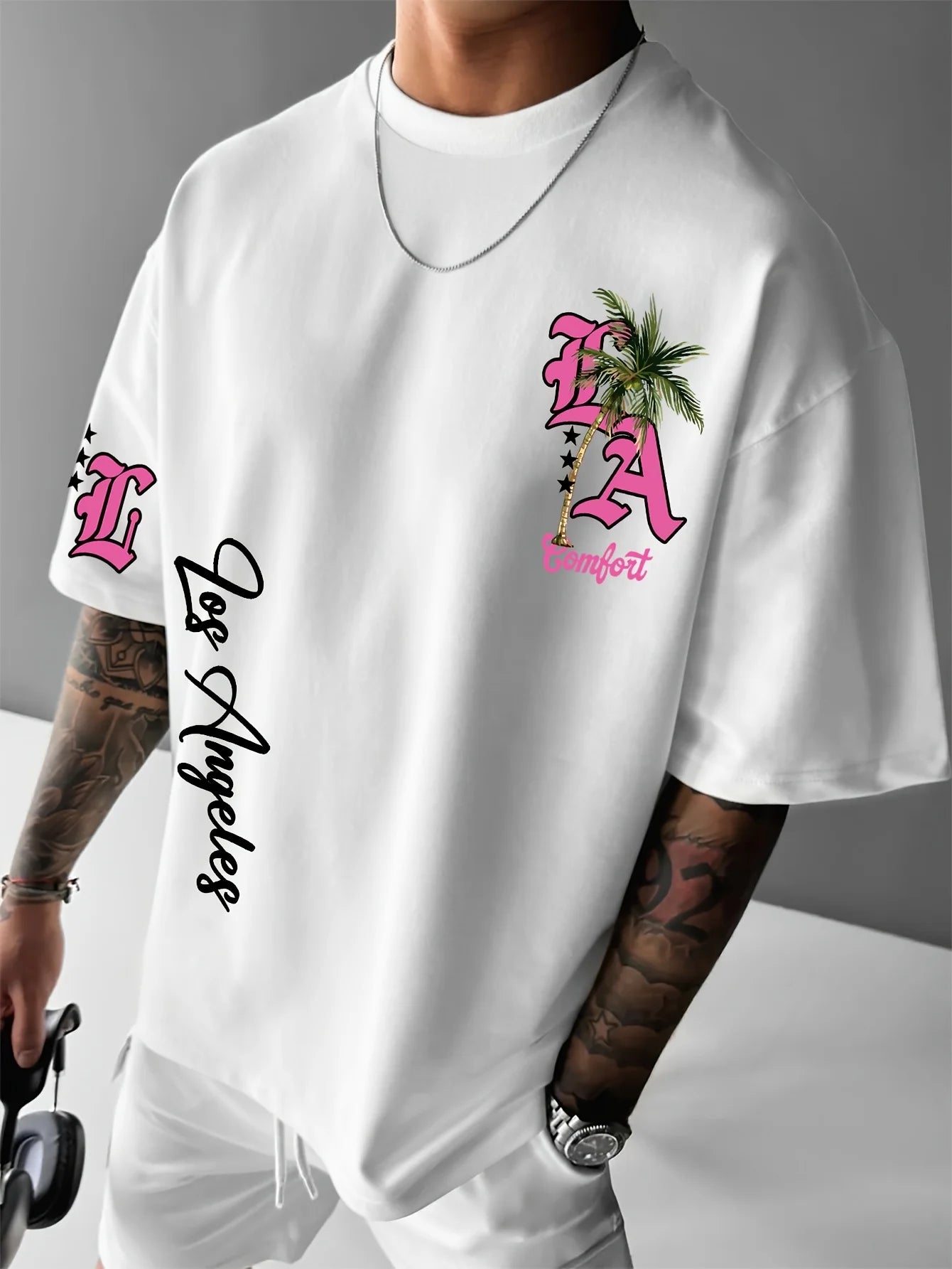 La nueva camiseta para hombre del verano de 2025, es informal y cómoda, está hecha de poliéster transpirable y ligero.