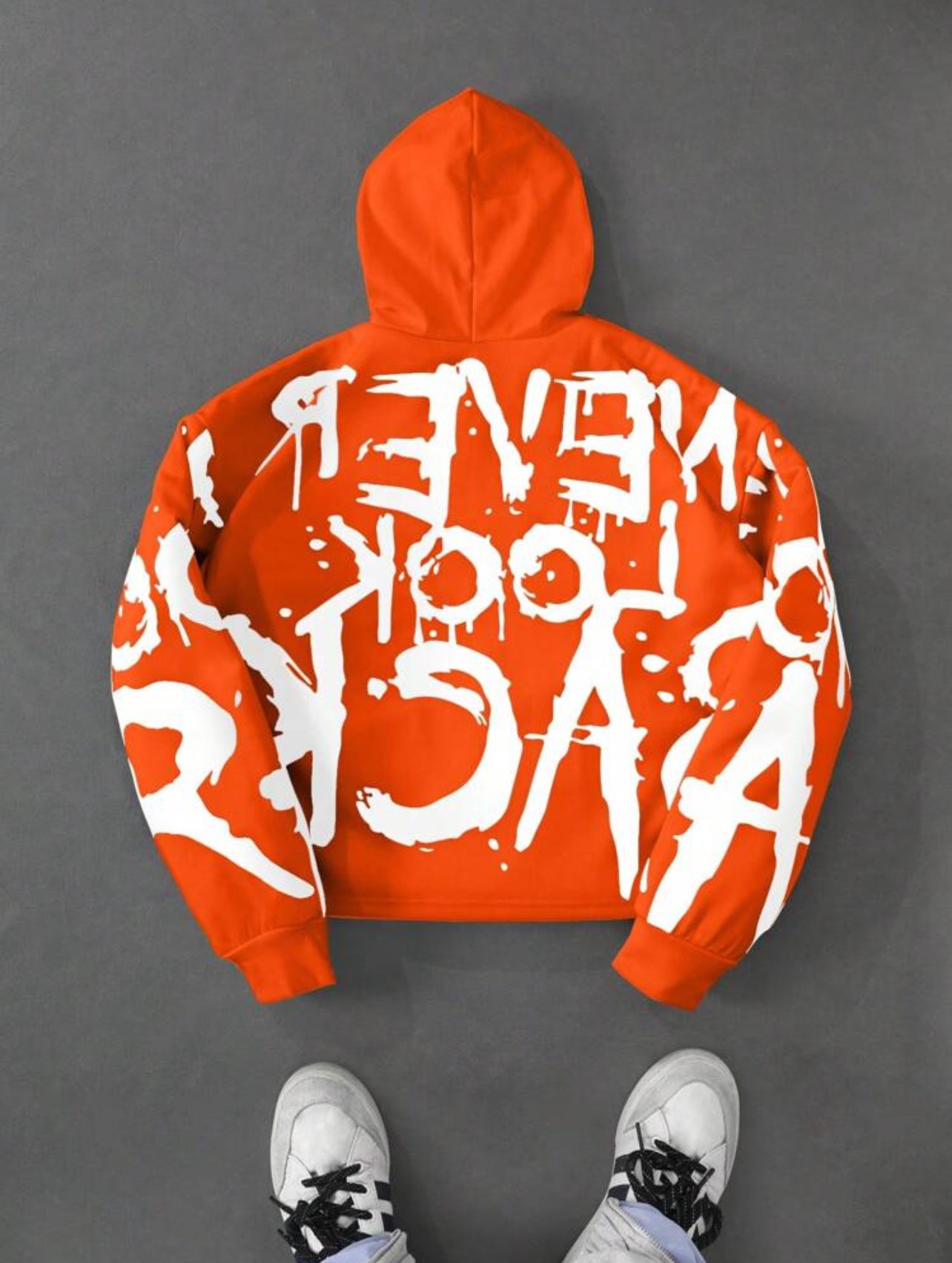 Sudadera con capucha corta de punto blanca con estampado de texto en inglés de grafiti de estilo callejero joven y fuente de grafiti de moda