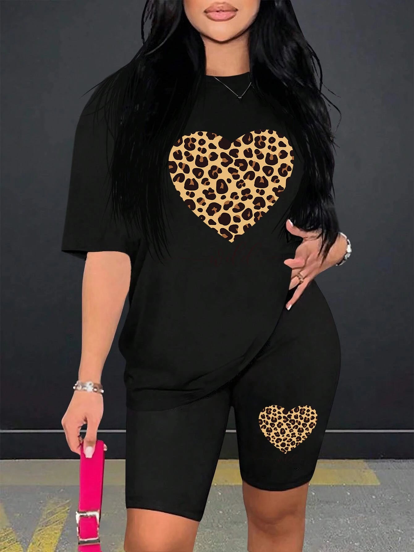 Conjunto de pantalones cortos con estampado de corazón de leopardo para mujer, conjunto de dos piezas de dibujos animados a la moda, transpirable y cómodo, conjunto de pantalones cortos de manga corta