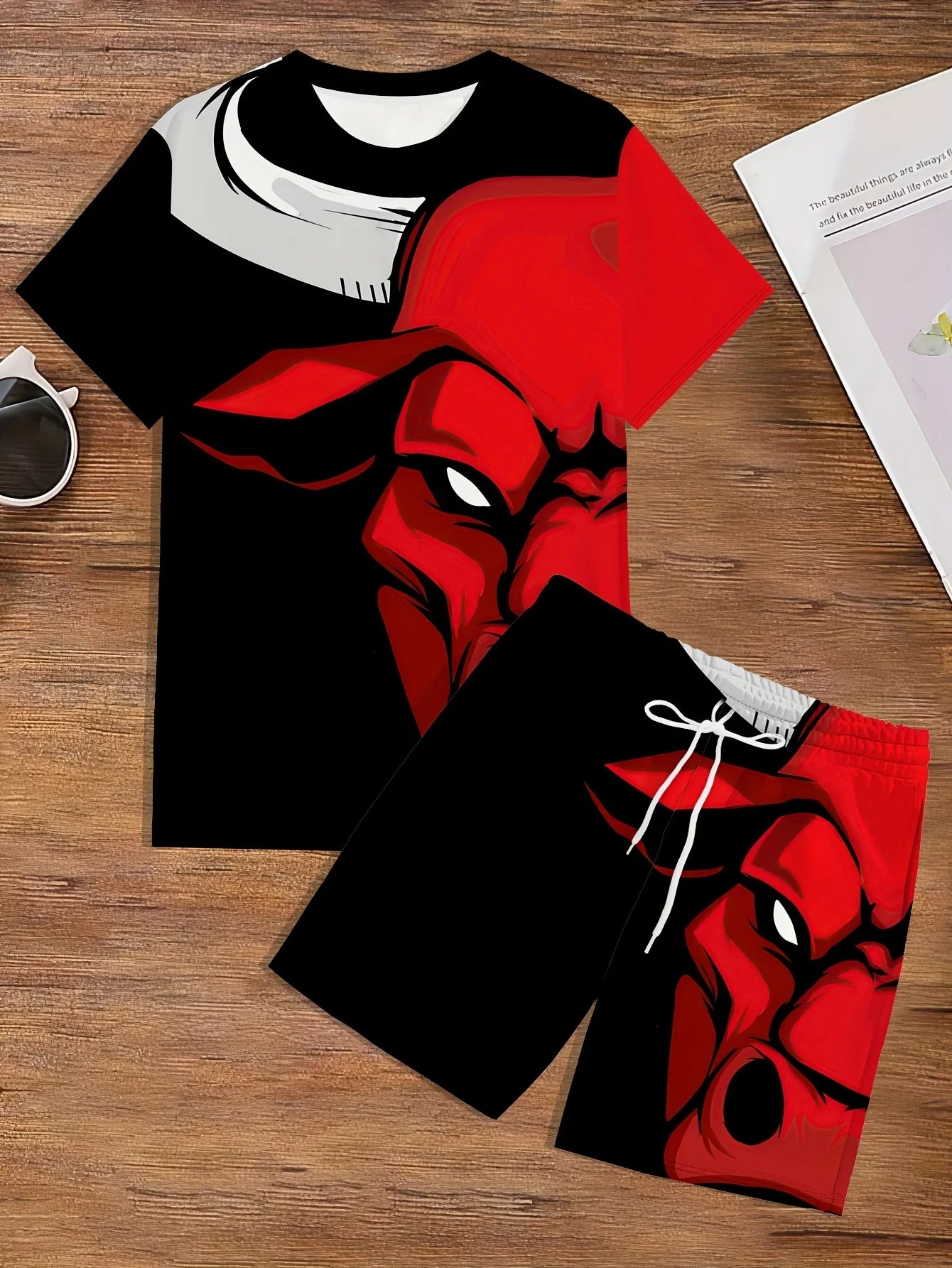 El nuevo conjunto de camiseta y pantalones cortos con estampado para hombre
