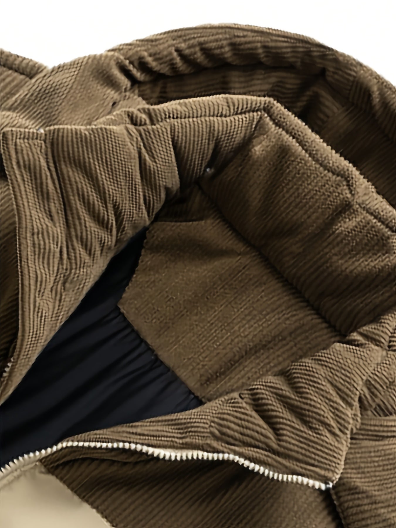 Nueva chaqueta de moda con detalles de panel de corduroy. Este estilo de pareja con forro y capucha cuenta con aislamiento reforzado para el calor y un ajuste suelto, perfecto como capa exterior de invierno