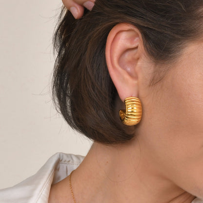 Elegantes pendientes de acero inoxidable que combinan con todo.