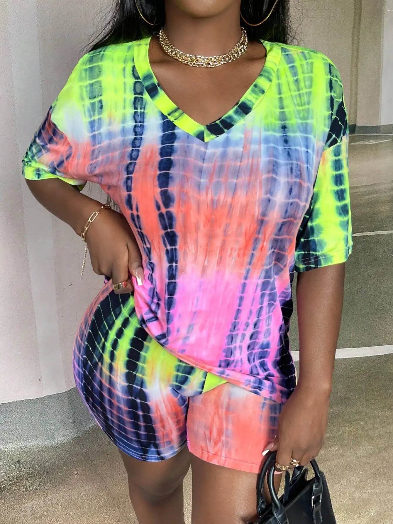 Conjunto de camiseta y pantalones cortos de corte holgado con cuello en V y estampado