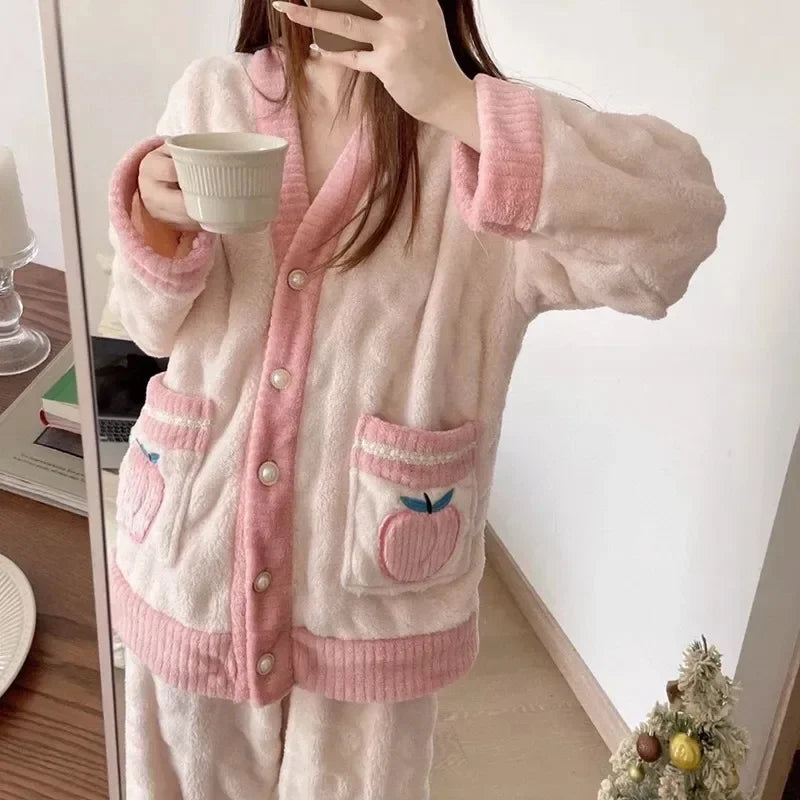 Ropa de dormir con estampado de fresa para mujer, conjunto de pijamas de terciopelo polar de invierno, traje para casa de 2 piezas