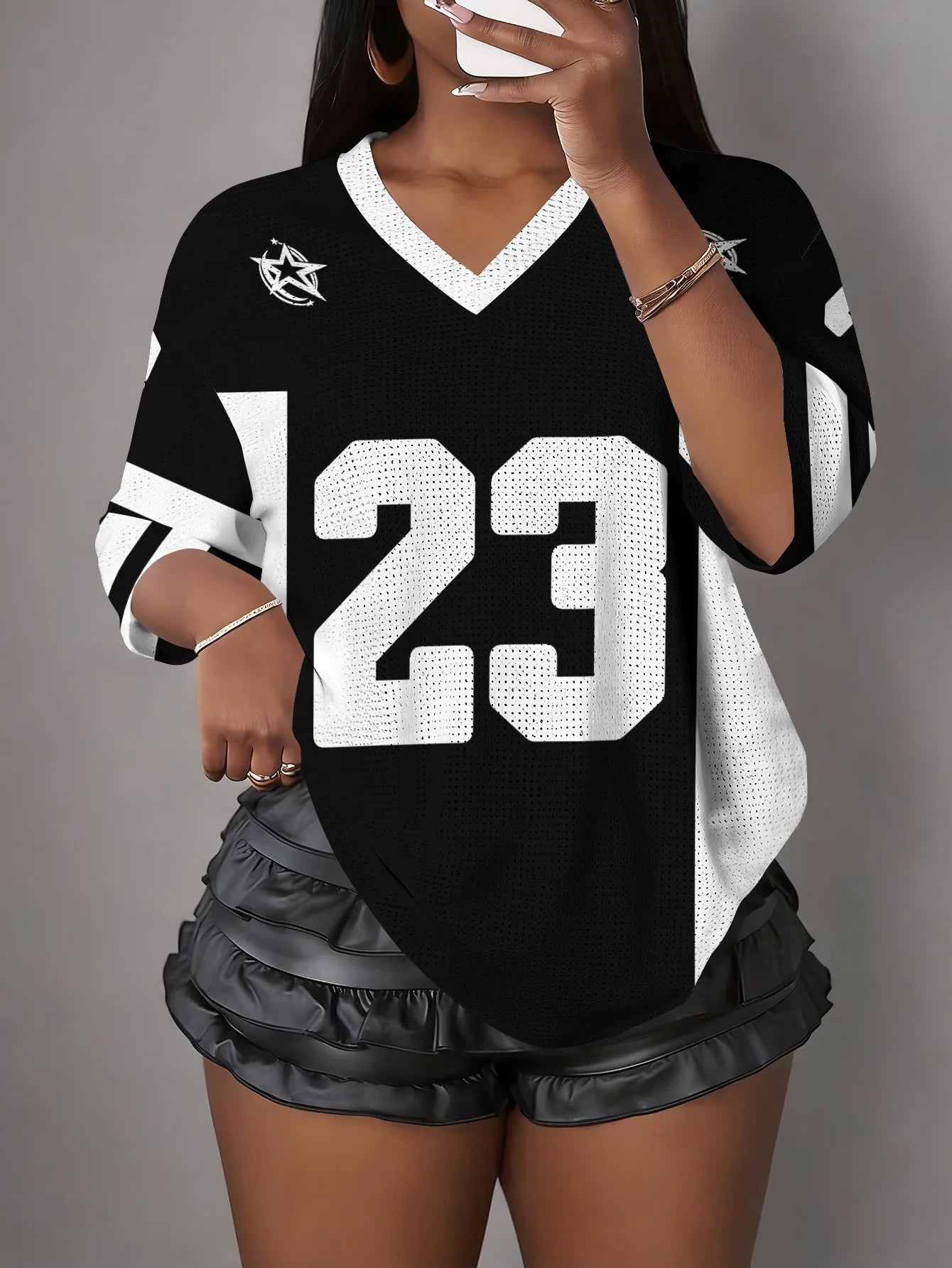 Camiseta deportiva de manga corta con cuello en V y estampado