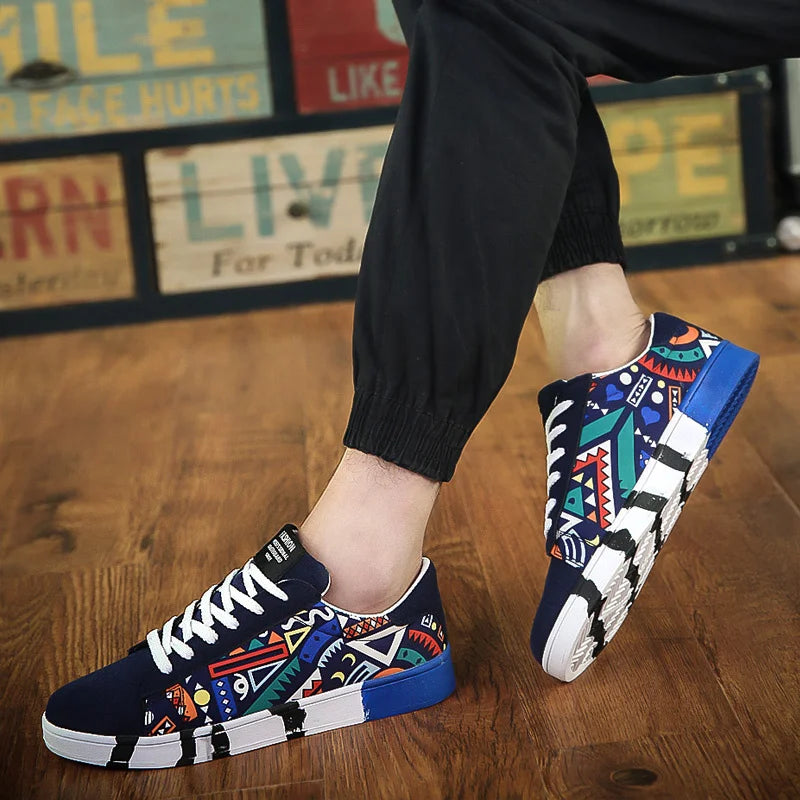 Zapatillas de deporte negras con grafiti a la moda, cómodas zapatillas de lona para hombre, zapatillas de Skateboard transpirables, zapatillas planas de diseñador para hombre
