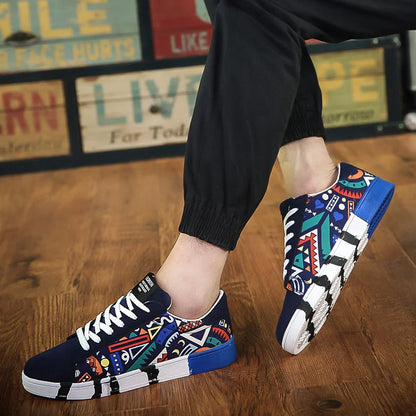 Zapatillas de deporte negras con grafiti a la moda, cómodas zapatillas de lona para hombre, zapatillas de Skateboard transpirables, zapatillas planas de diseñador para hombre