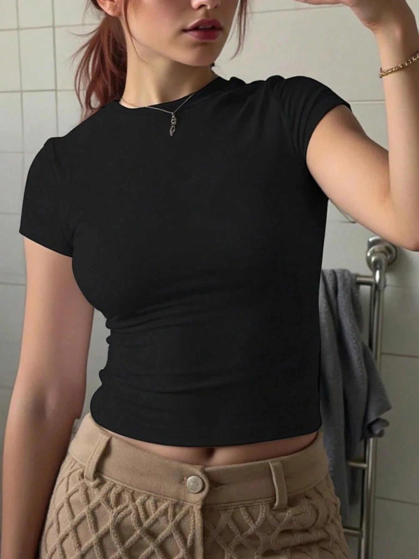 Camiseta corta ajustada de manga corta informal y a la moda para mujer