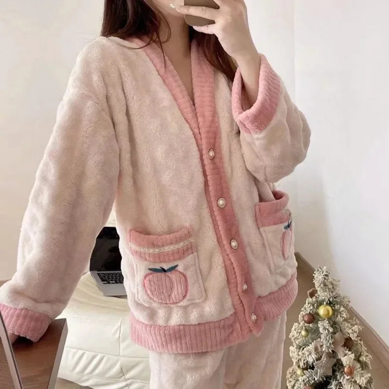 Ropa de dormir con estampado de fresa para mujer, conjunto de pijamas de terciopelo polar de invierno, traje para casa de 2 piezas