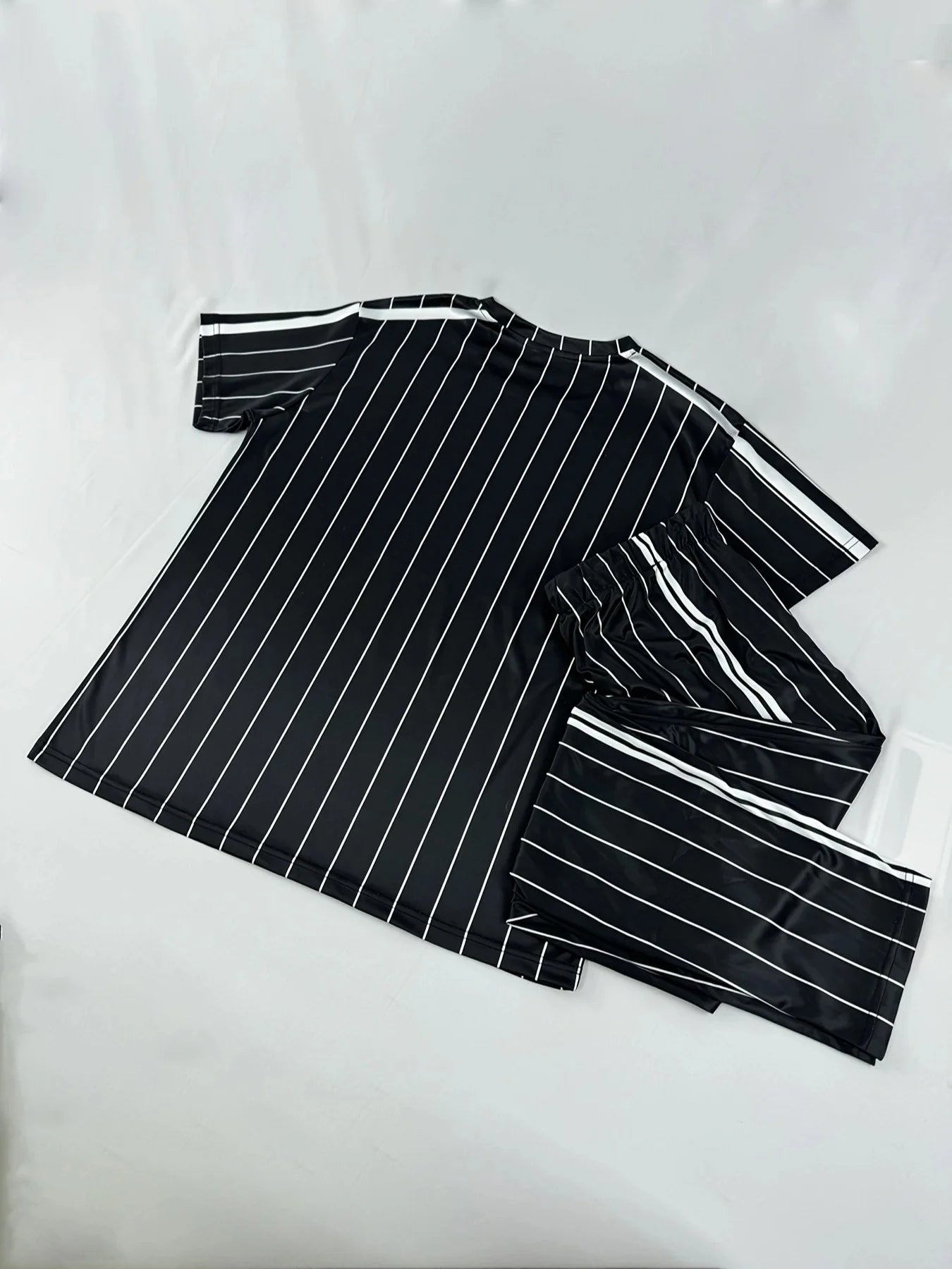 Un nuevo conjunto de ropa de calle de verano  para hombre con estampado