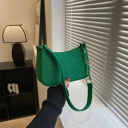 bolso cuadrado pequeño debajo de la media luna