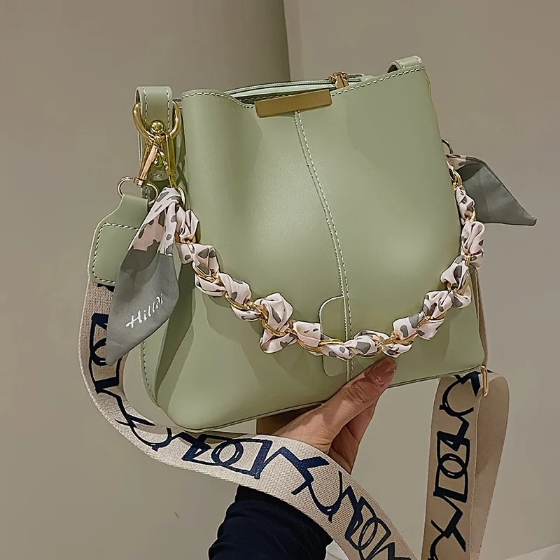 Nuevo bolso de hombro a la moda para mujer, bolso tipo cubo con cadena de cinta de gran capacidad, bolso cruzado para desplazamientos diarios