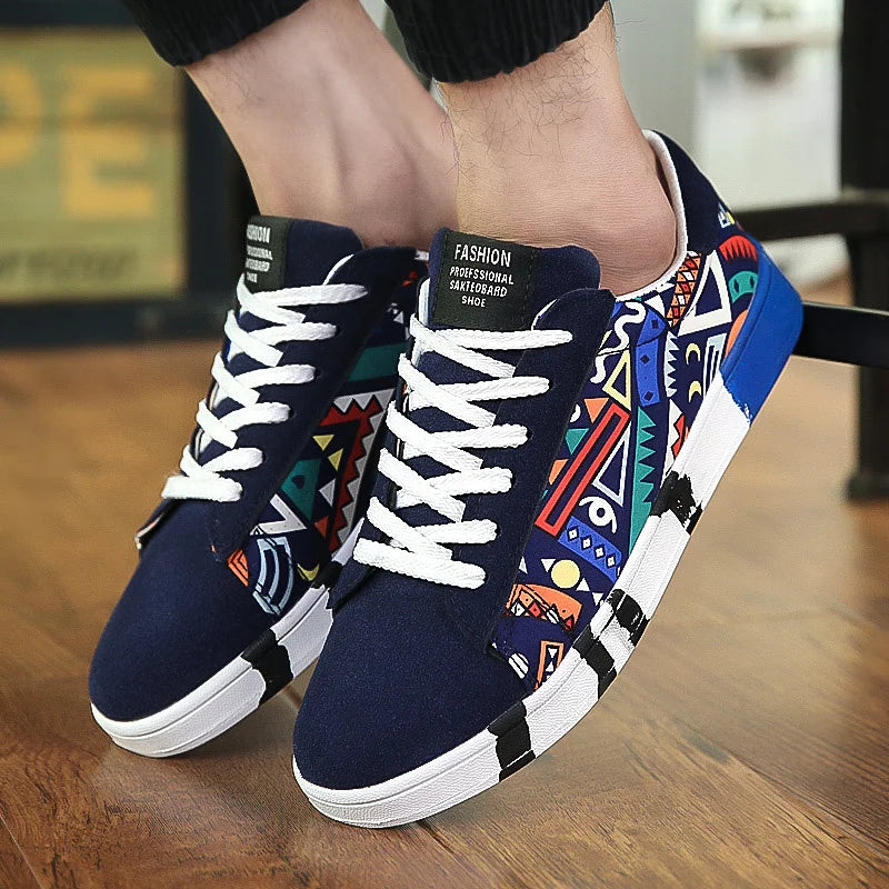 Zapatillas de deporte negras con grafiti a la moda, cómodas zapatillas de lona para hombre, zapatillas de Skateboard transpirables, zapatillas planas de diseñador para hombre