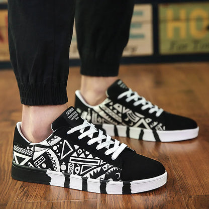 Zapatillas de deporte negras con grafiti a la moda, cómodas zapatillas de lona para hombre, zapatillas de Skateboard transpirables, zapatillas planas de diseñador para hombre