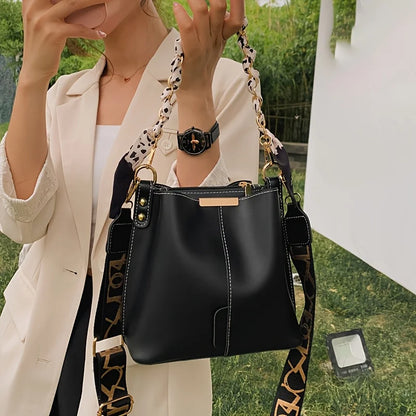 Nuevo bolso de hombro a la moda para mujer, bolso tipo cubo con cadena de cinta de gran capacidad, bolso cruzado para desplazamientos diarios