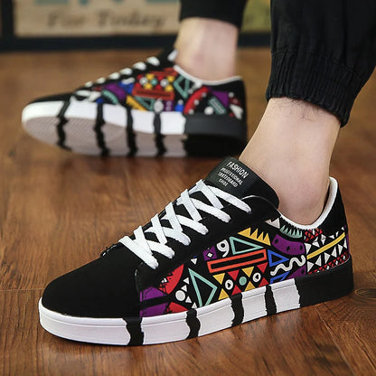 Zapatillas de deporte negras con grafiti a la moda, cómodas zapatillas de lona para hombre, zapatillas de Skateboard transpirables, zapatillas planas de diseñador para hombre