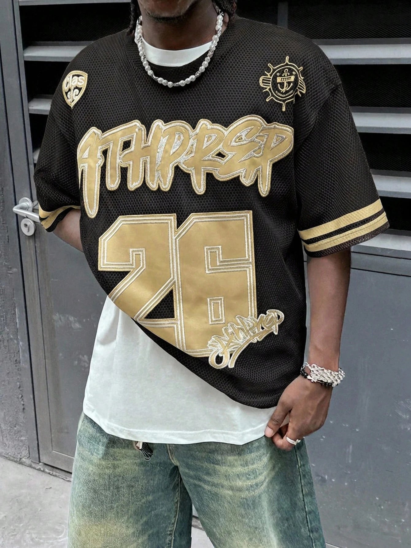 Camiseta de manga corta de malla con estampado gráfico de letras y hombros caídos