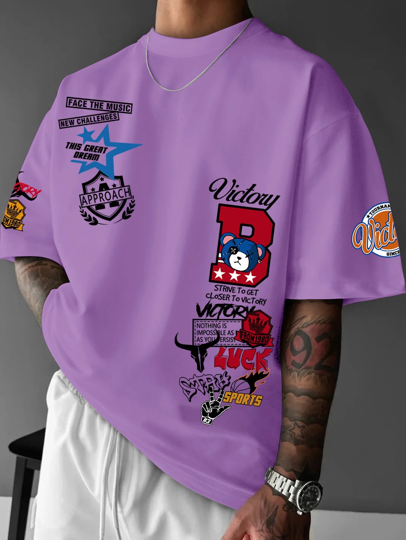 Camiseta extragrande con estampado elegante para hombre