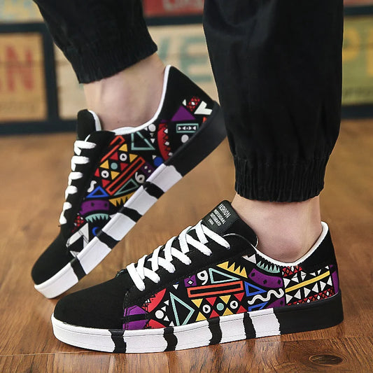 Zapatillas de deporte negras con grafiti a la moda, cómodas zapatillas de lona para hombre, zapatillas de Skateboard transpirables, zapatillas planas de diseñador para hombre