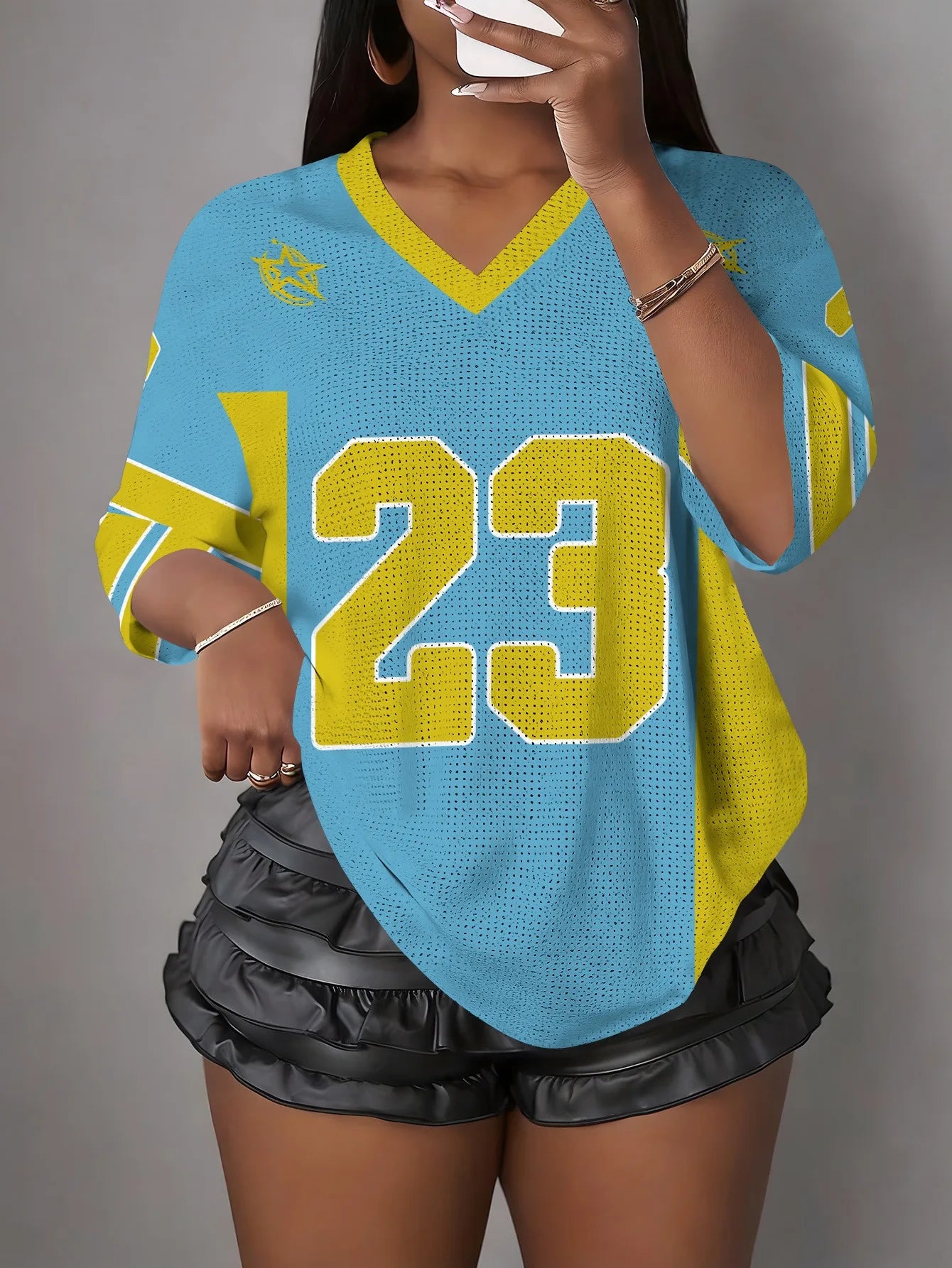 Camiseta deportiva de manga corta con cuello en V y estampado