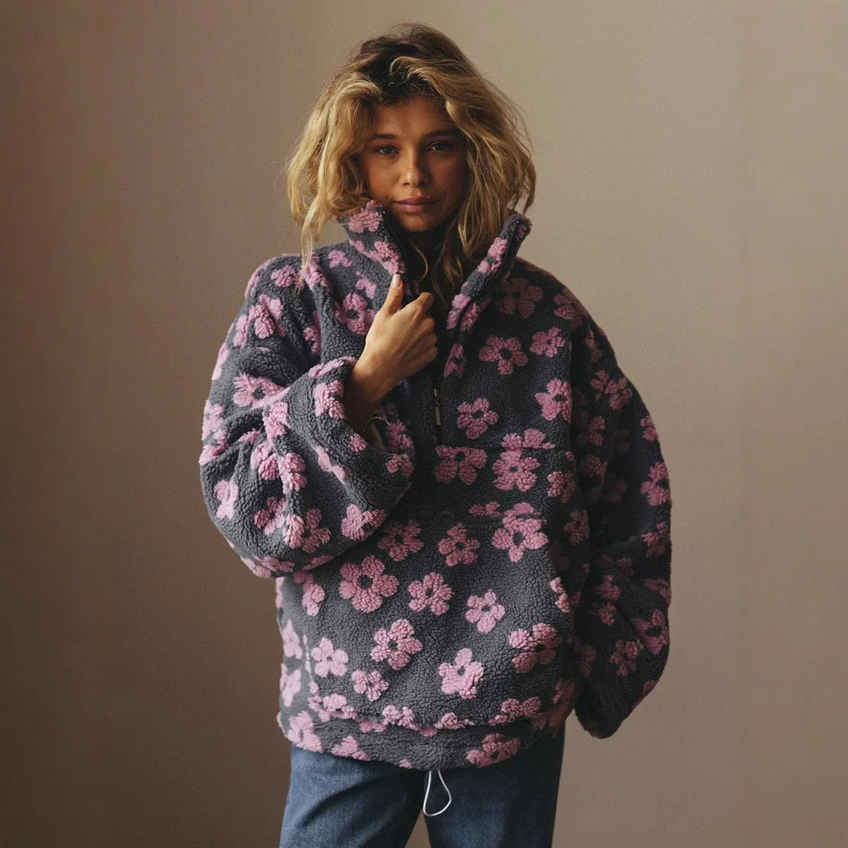 Sudadera de lana floral de moda Sudadera con capucha de manga larga cálida y elegante para mujer Estilo callejero Tela de poliéster Otoño Invierno