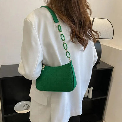 bolso cuadrado pequeño debajo de la media luna