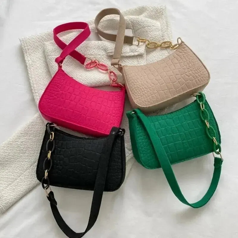 bolso cuadrado pequeño debajo de la media luna
