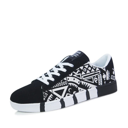 Zapatillas de deporte negras con grafiti a la moda, cómodas zapatillas de lona para hombre, zapatillas de Skateboard transpirables, zapatillas planas de diseñador para hombre