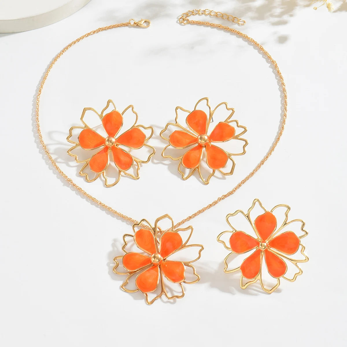 Pendientes de flores esmaltados huecos coloridos a la moda