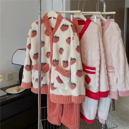 Ropa de dormir con estampado de fresa para mujer, conjunto de pijamas de terciopelo polar de invierno, traje para casa de 2 piezas