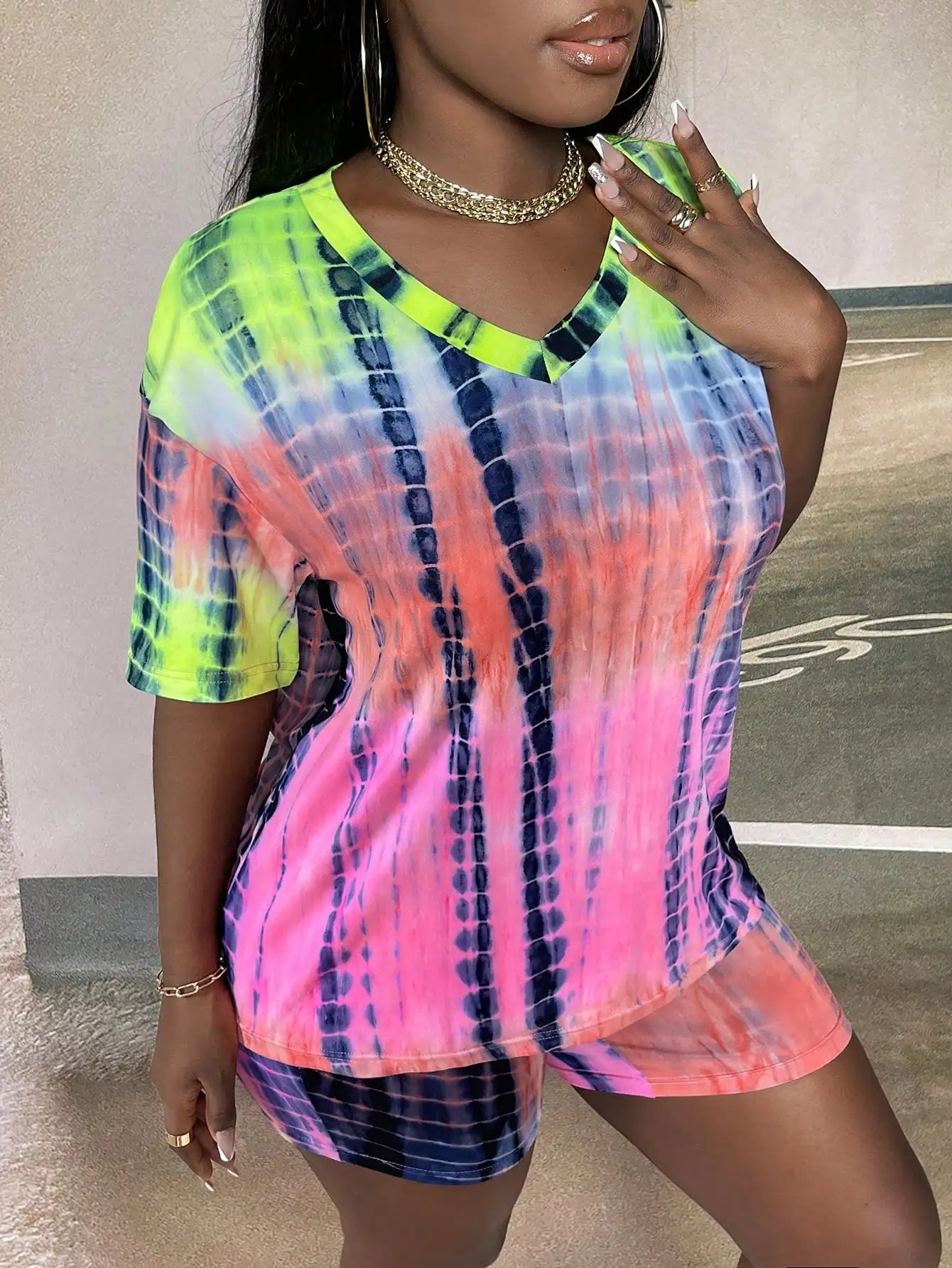 Conjunto de camiseta y pantalones cortos de corte holgado con cuello en V y estampado