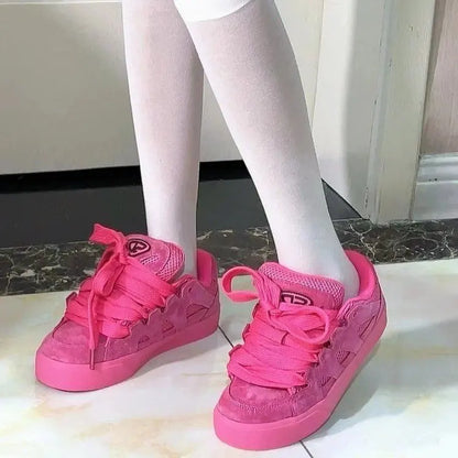 Zapatos de pan con letras rojas rosadas para mujer, estilo retro, informales, de estilo americano, con aumento de altura, populares
