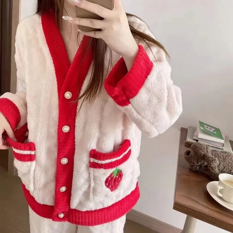 Ropa de dormir con estampado de fresa para mujer, conjunto de pijamas de terciopelo polar de invierno, traje para casa de 2 piezas