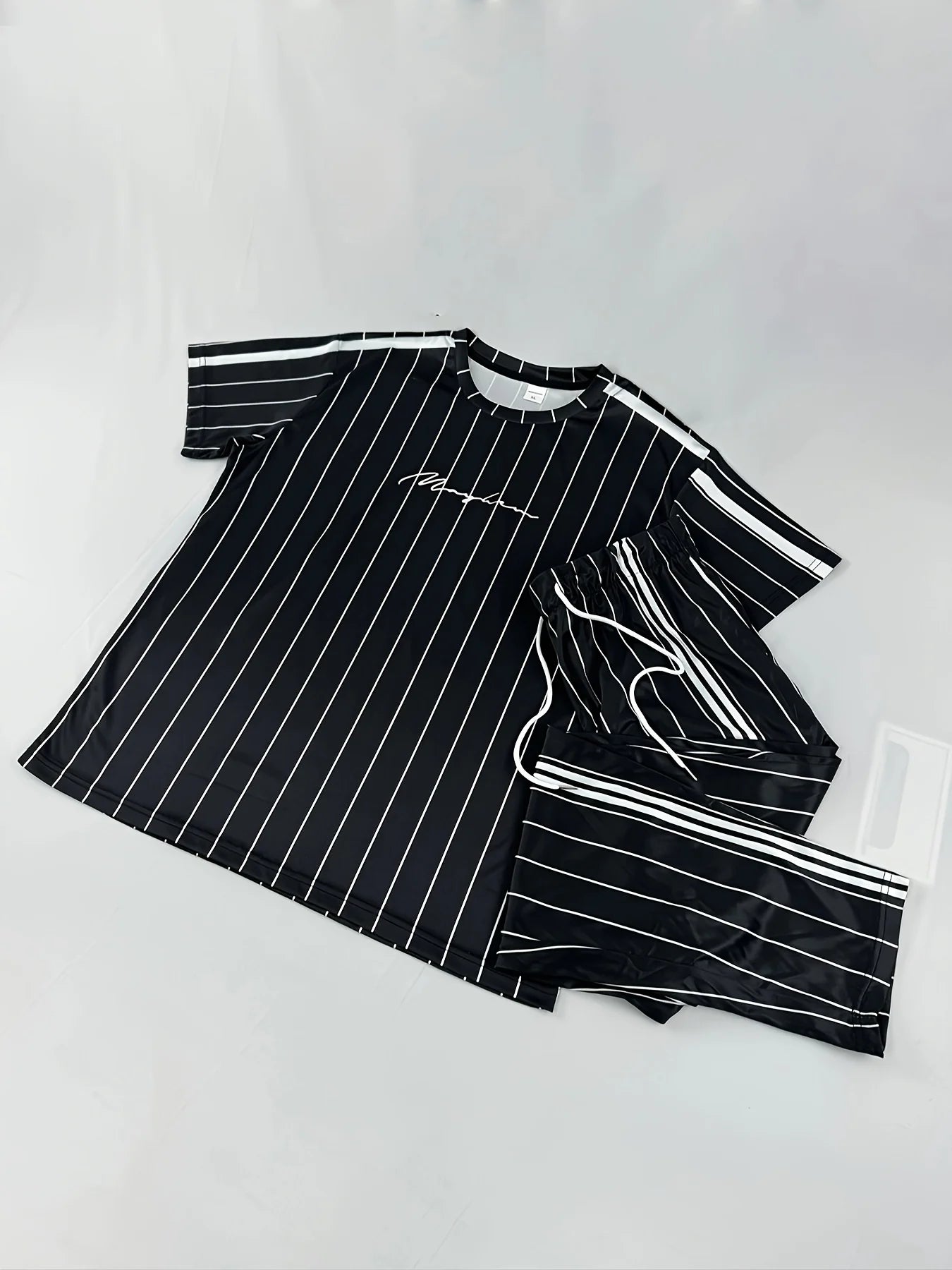 Un nuevo conjunto de ropa de calle de verano  para hombre con estampado