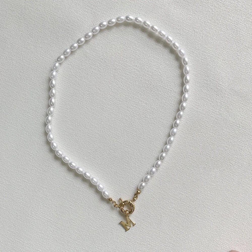 Collier ras du cou en perles simulées pour femme, collier initial couleur or, pendentif lettre en acier inoxydable, bijoux de cou bohème pour femme 